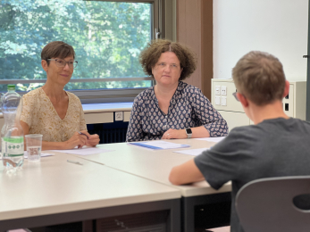 Aktuelles - Priska Hamann (l.) und Sandra Heule (r.) trainieren einen Schüler der 3. Sekundarstufe.